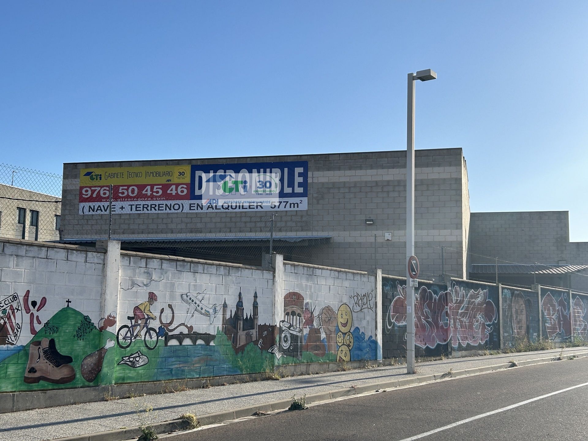 Nave Industrial de 577m2 con Terreno Exterior en ubicada en el núcleo urbano, Ronda Oliver, junto a Carretera Madrid. 