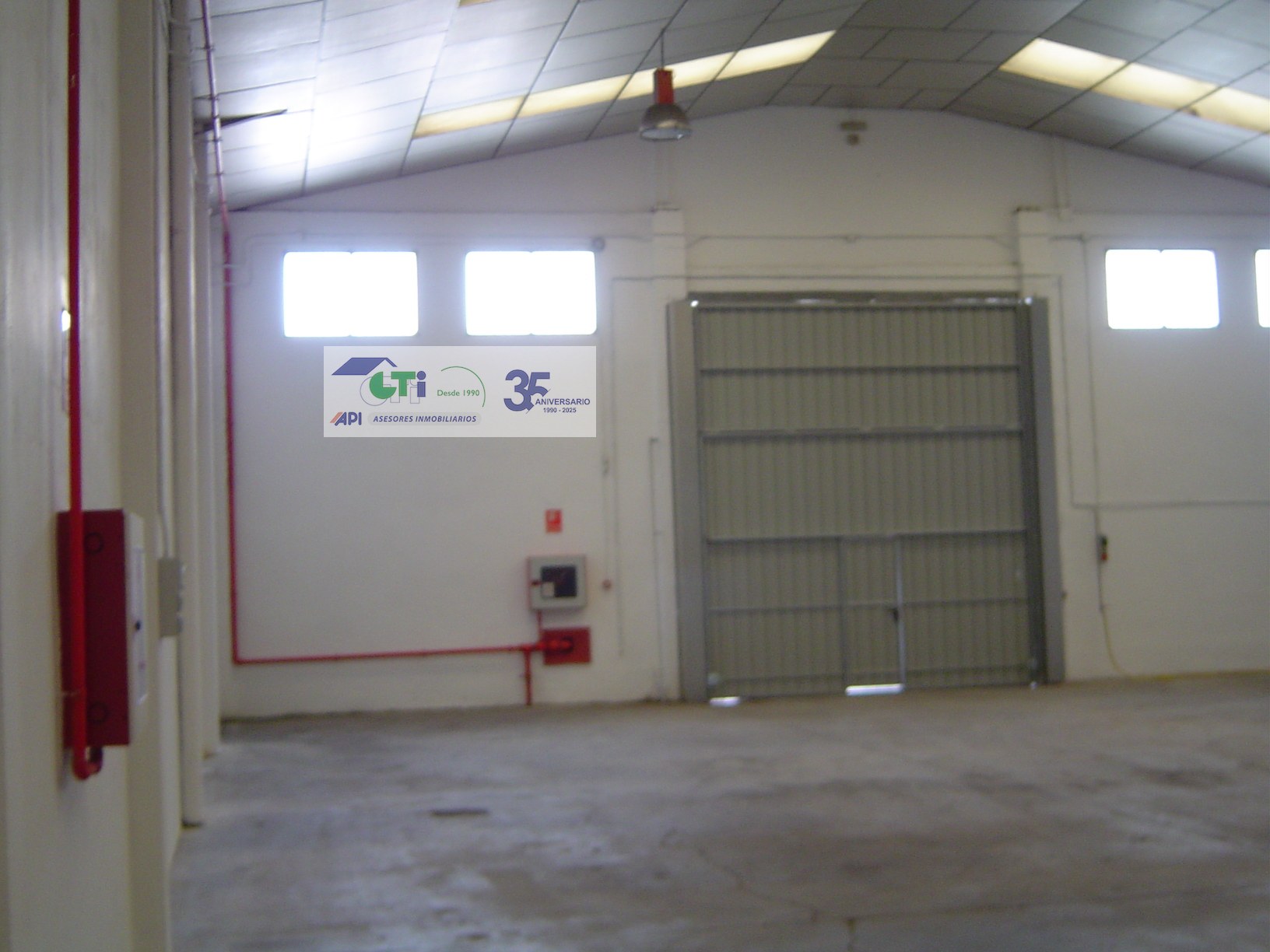 NAVE EN ALQUILER CON INSTALACIONES Y MUELLE DE CARGA.