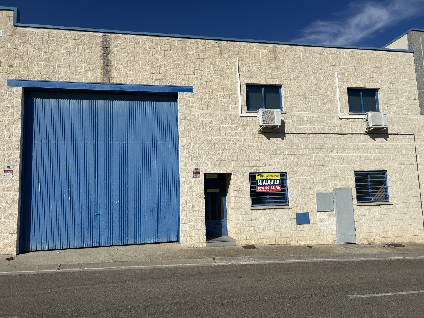 NAVE INDUSTRIAL EN ALQUILER DE 550m2 CON OFICINAS Y TERRENO TRASERO – POLÍGONO VALDECONSEJO, CUARTE DE HUERVA (ZARAGOZA)
