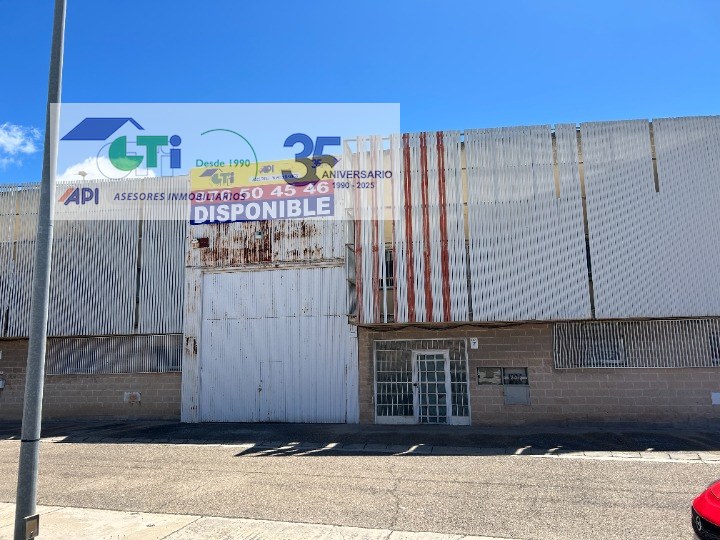 NAVE INDUSTRIAL CON ROCIADORES EN POLÍGONO RUISEÑORES II
