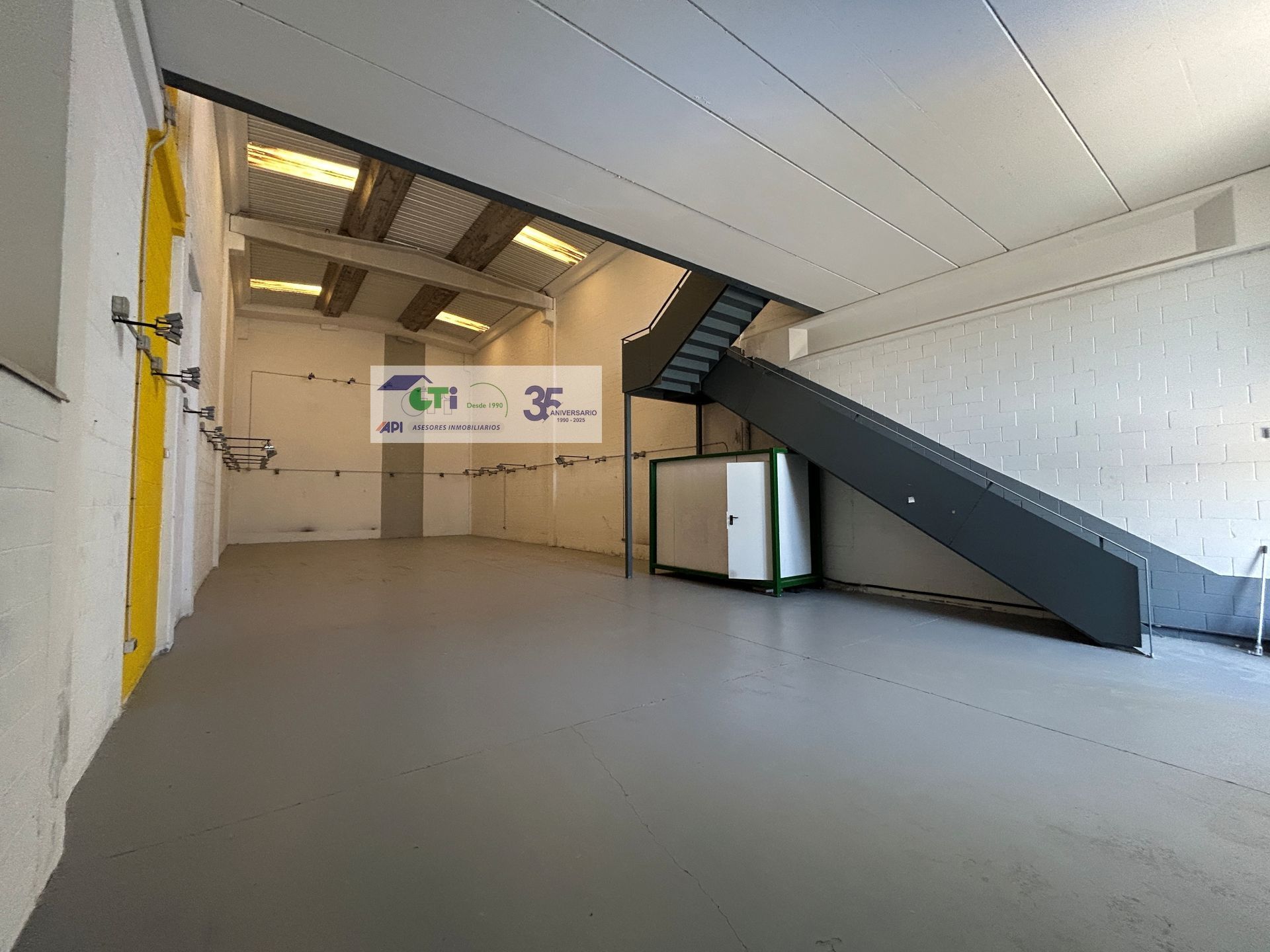 NAVE EN ALQUILER DE 300M2 CON BUENA VISIBILIDAD