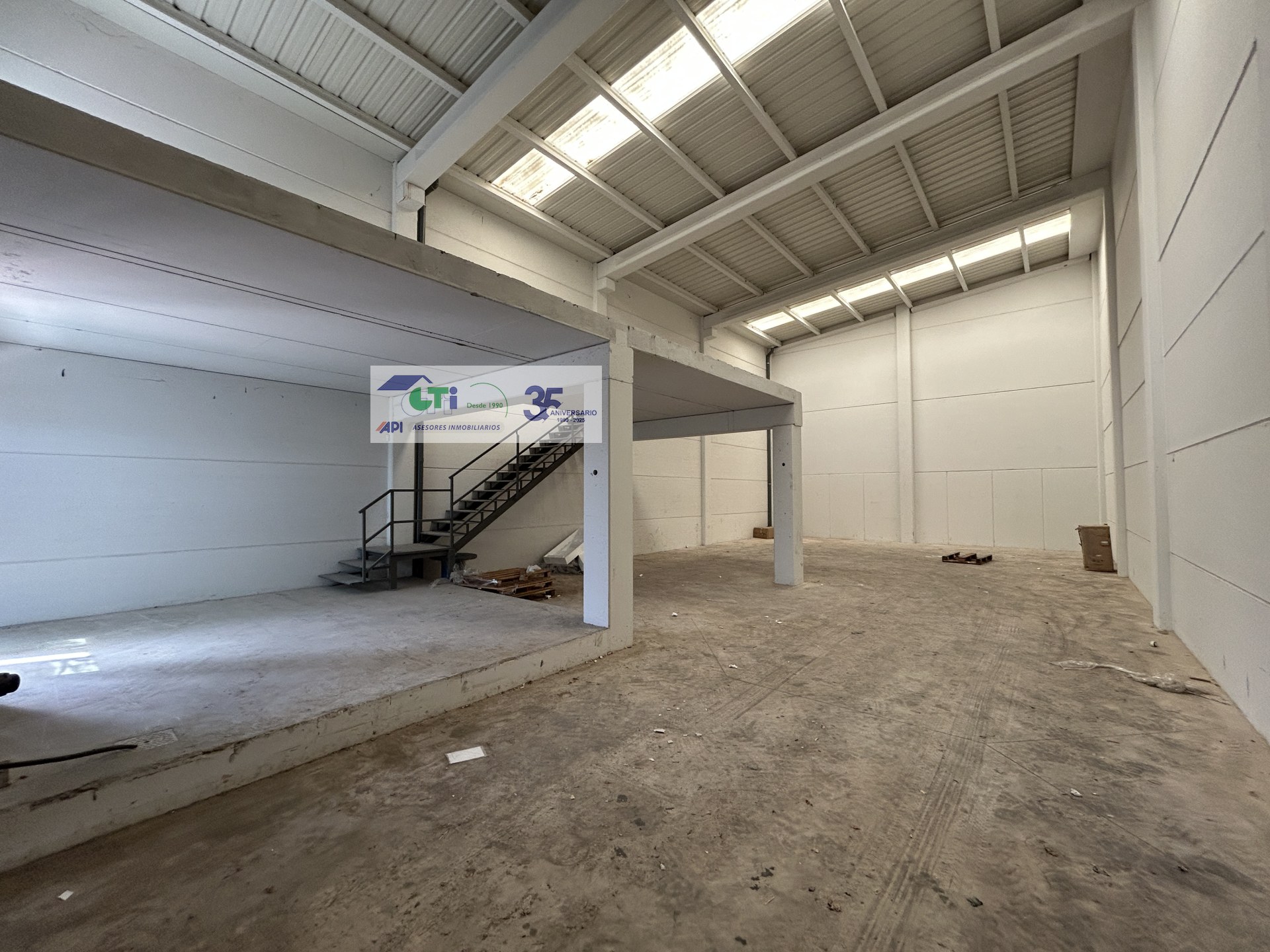 NAVE INDUSTRIAL EN VENTA DE 256 M² EN POLÍGONO EMPRESARIUM