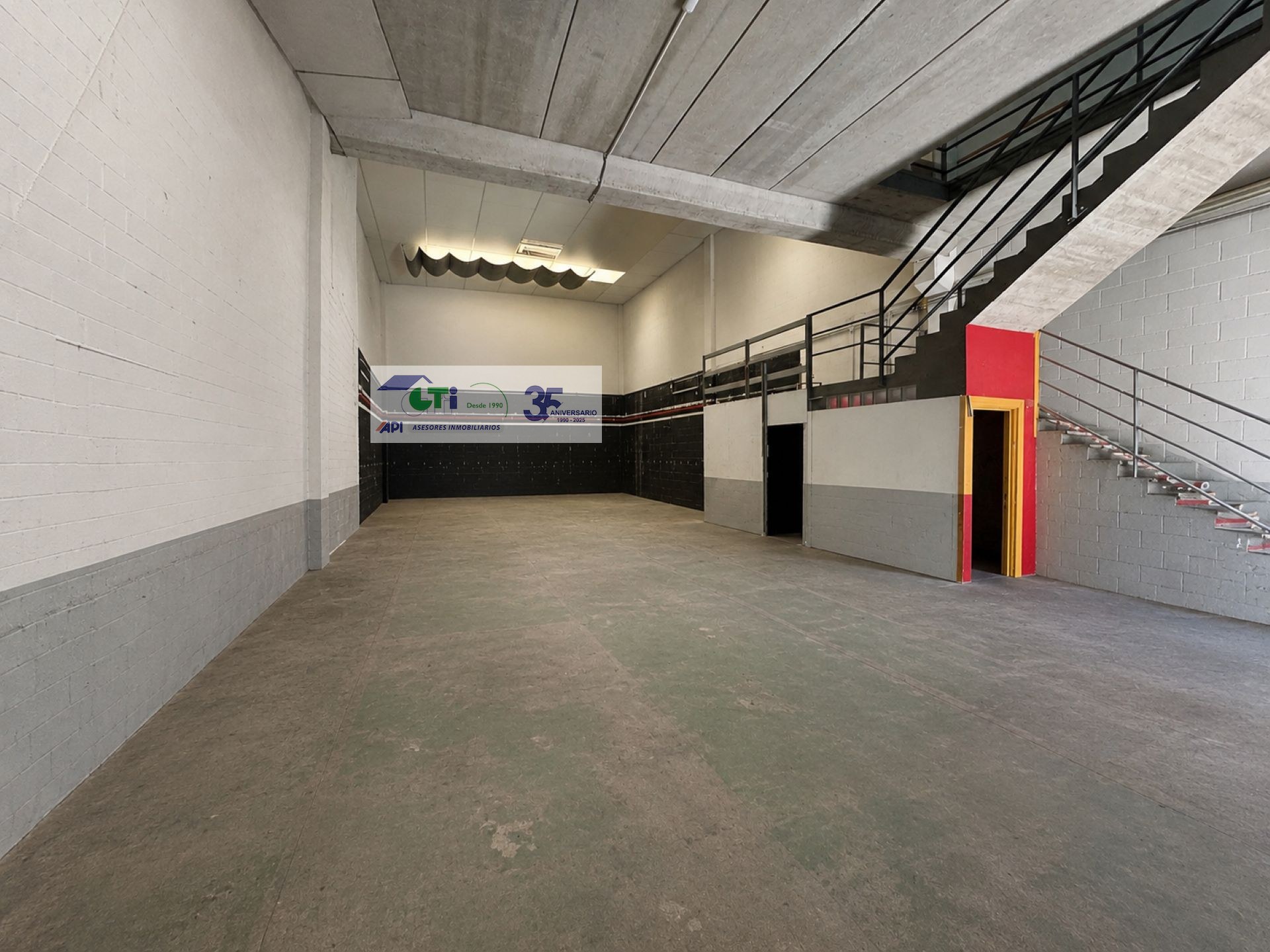 NAVE EN VENTA DE 245M2 EN RECINTO CERRADO