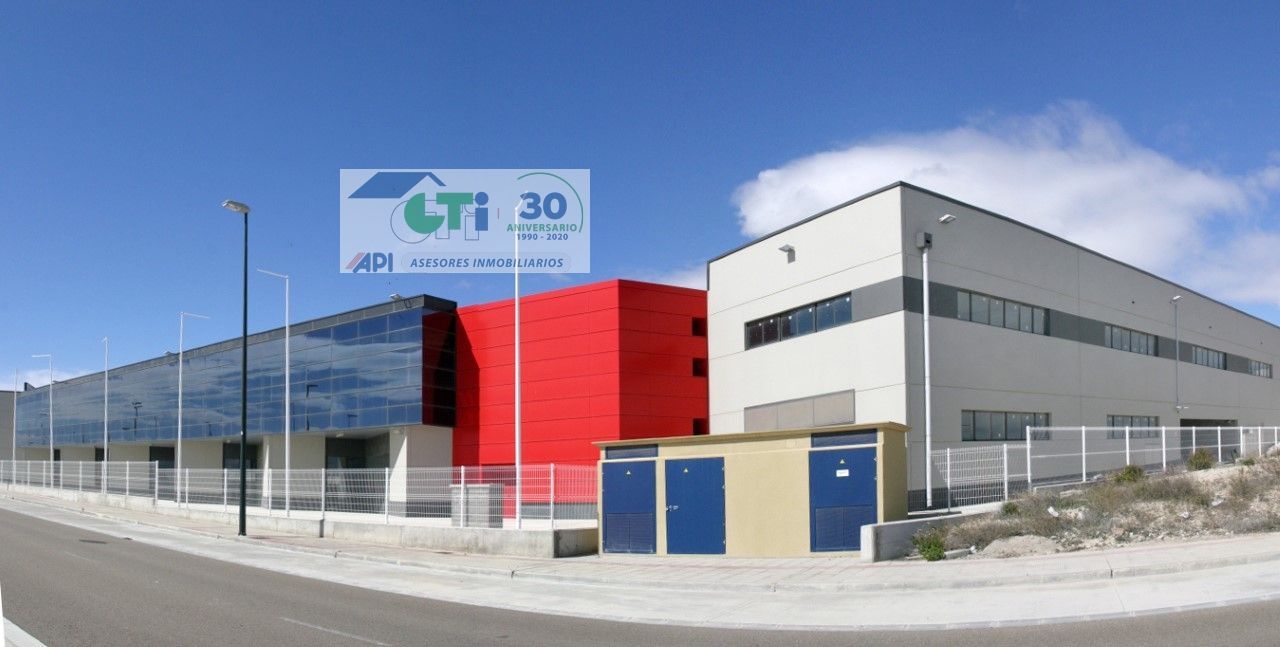 NAVE REPRESENTATIVA EN VENTA DE 12.000m2 EN POLÍGONO EMPRESARIUM CON FACHADA A CARRETERA