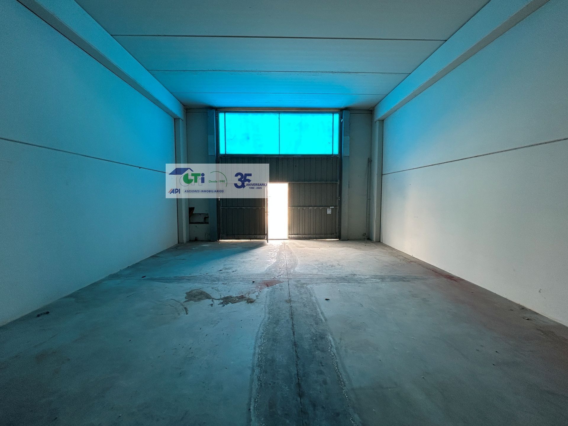 NAVE DE 230M2 EN RECINTO CERRADO