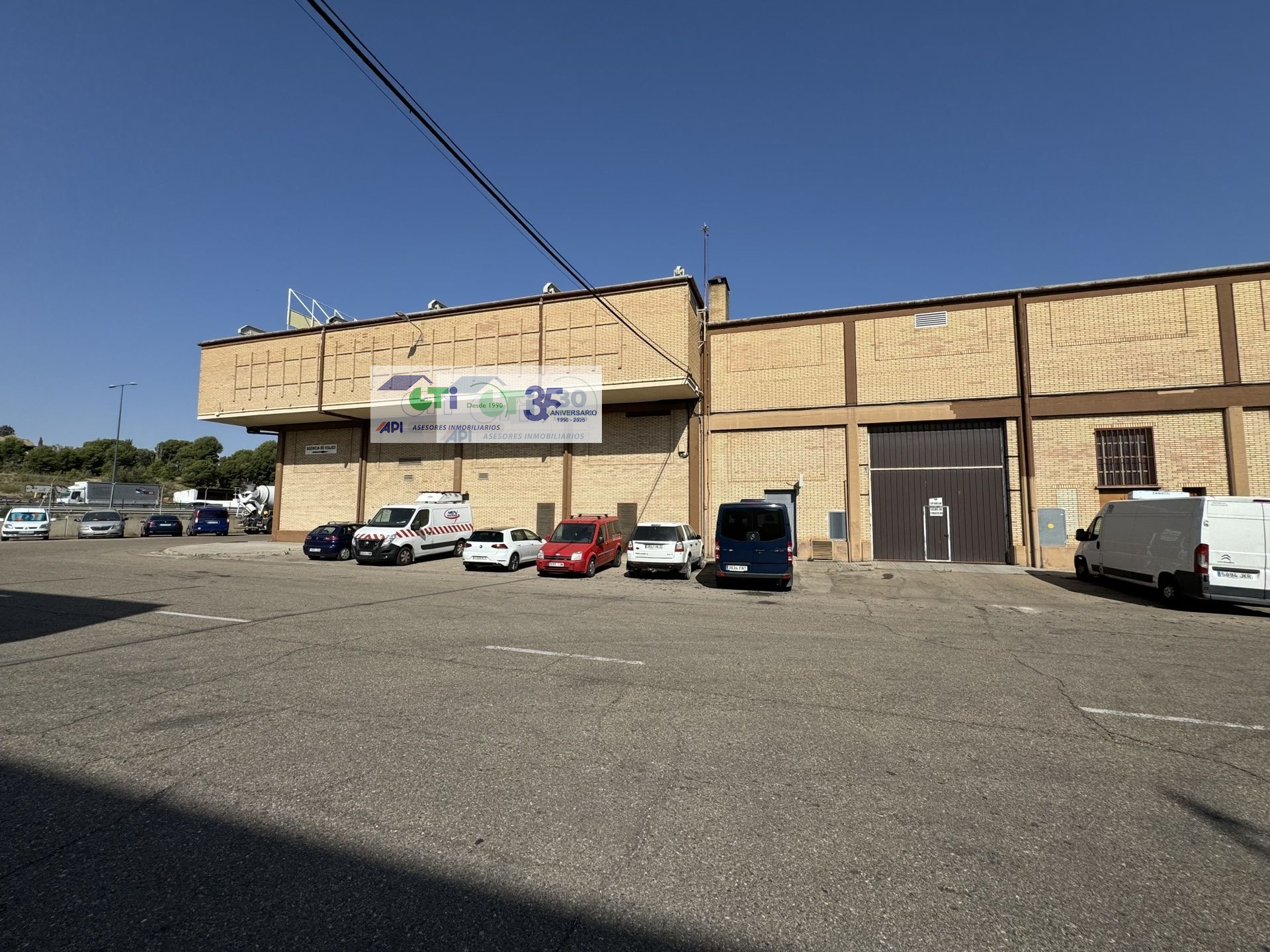 Nave industrial de 7.432m2 con fachada a carretera en polígono El Portazgo, Zaragoza, junto la Torre Outlet.