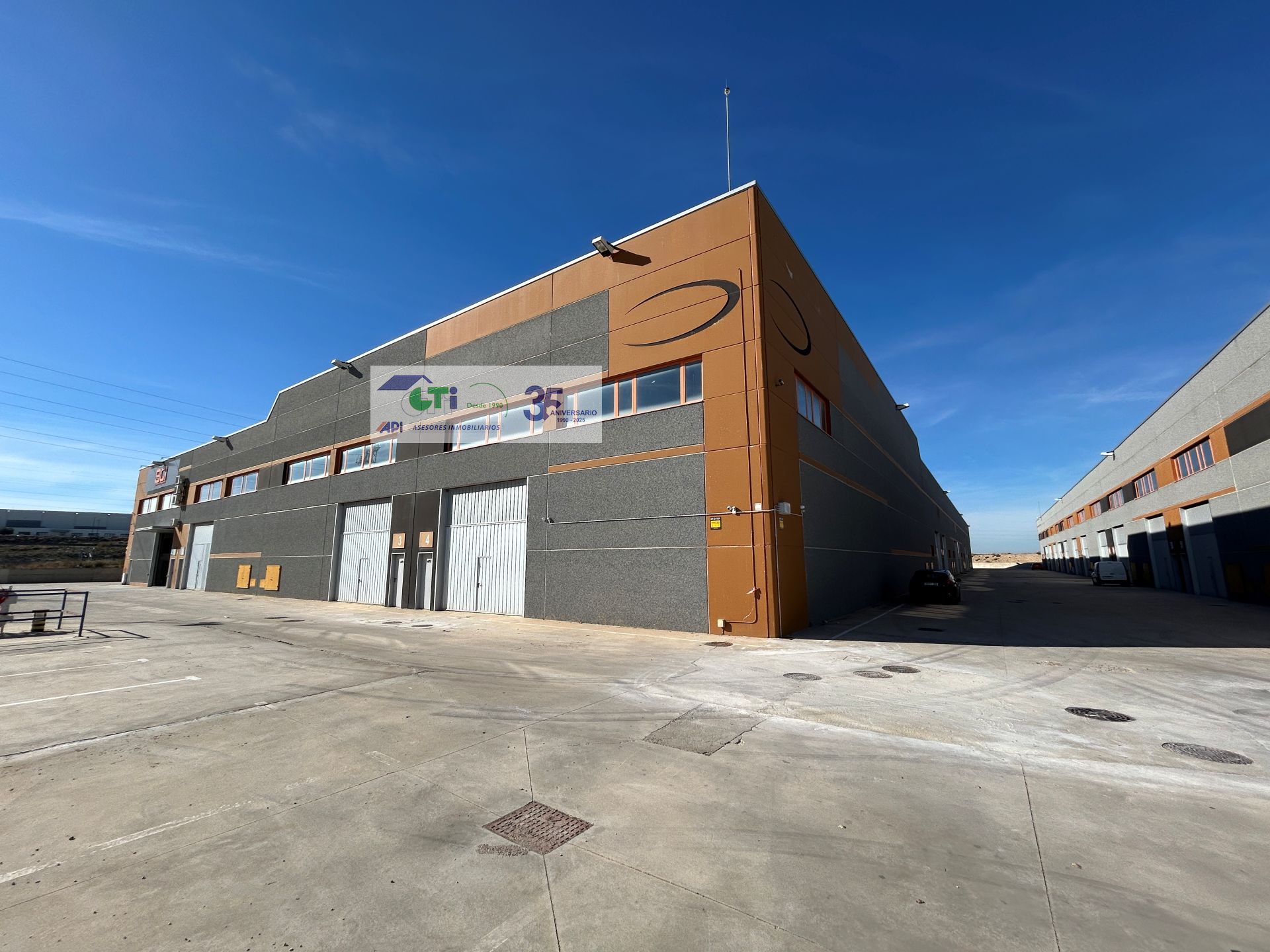 NAVE A ESTRENAR EN FACHADA DE 1764M2