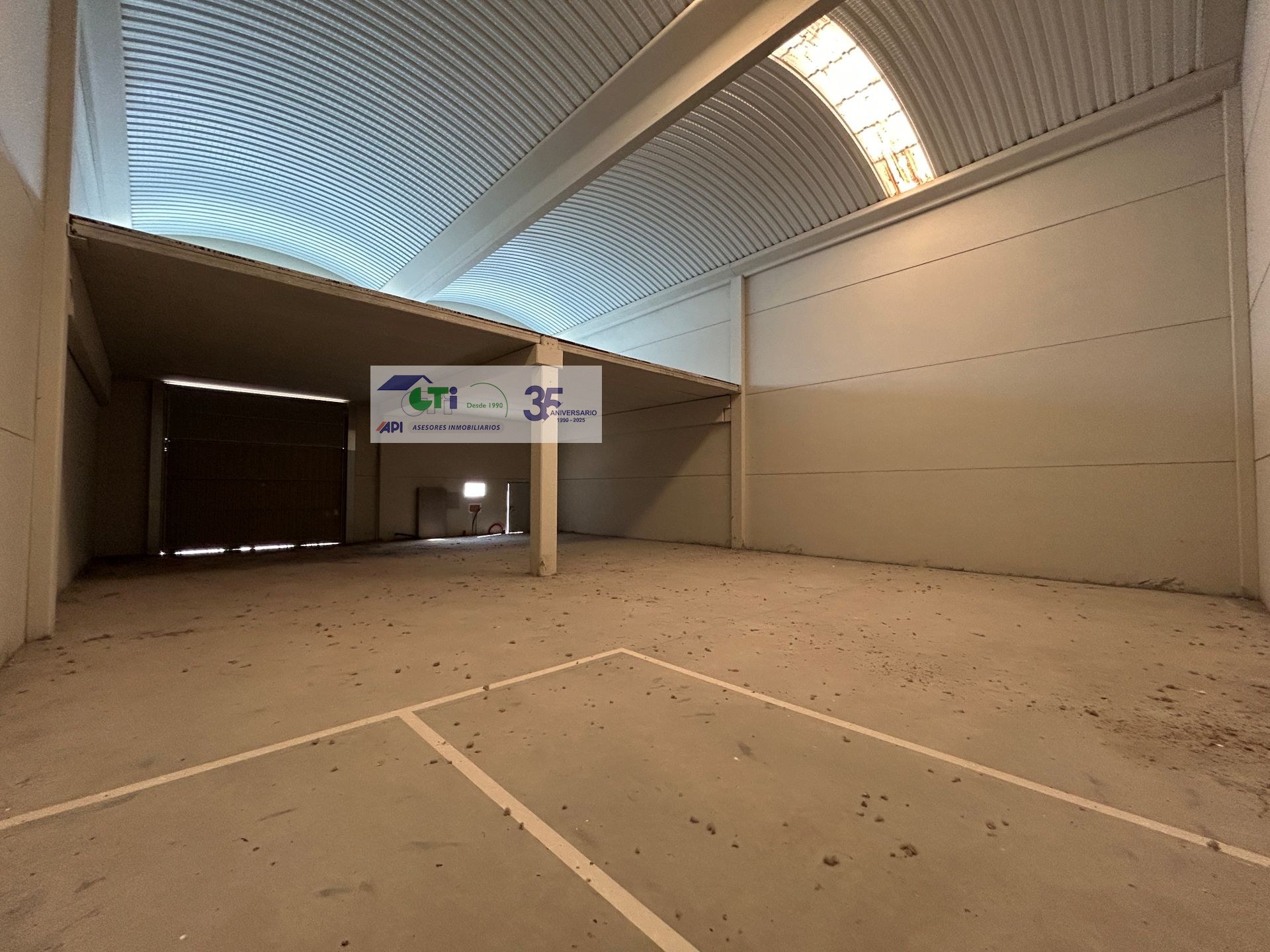 VENTA DE NAVE EN POL. EMPRESARIUM DE 424M2 