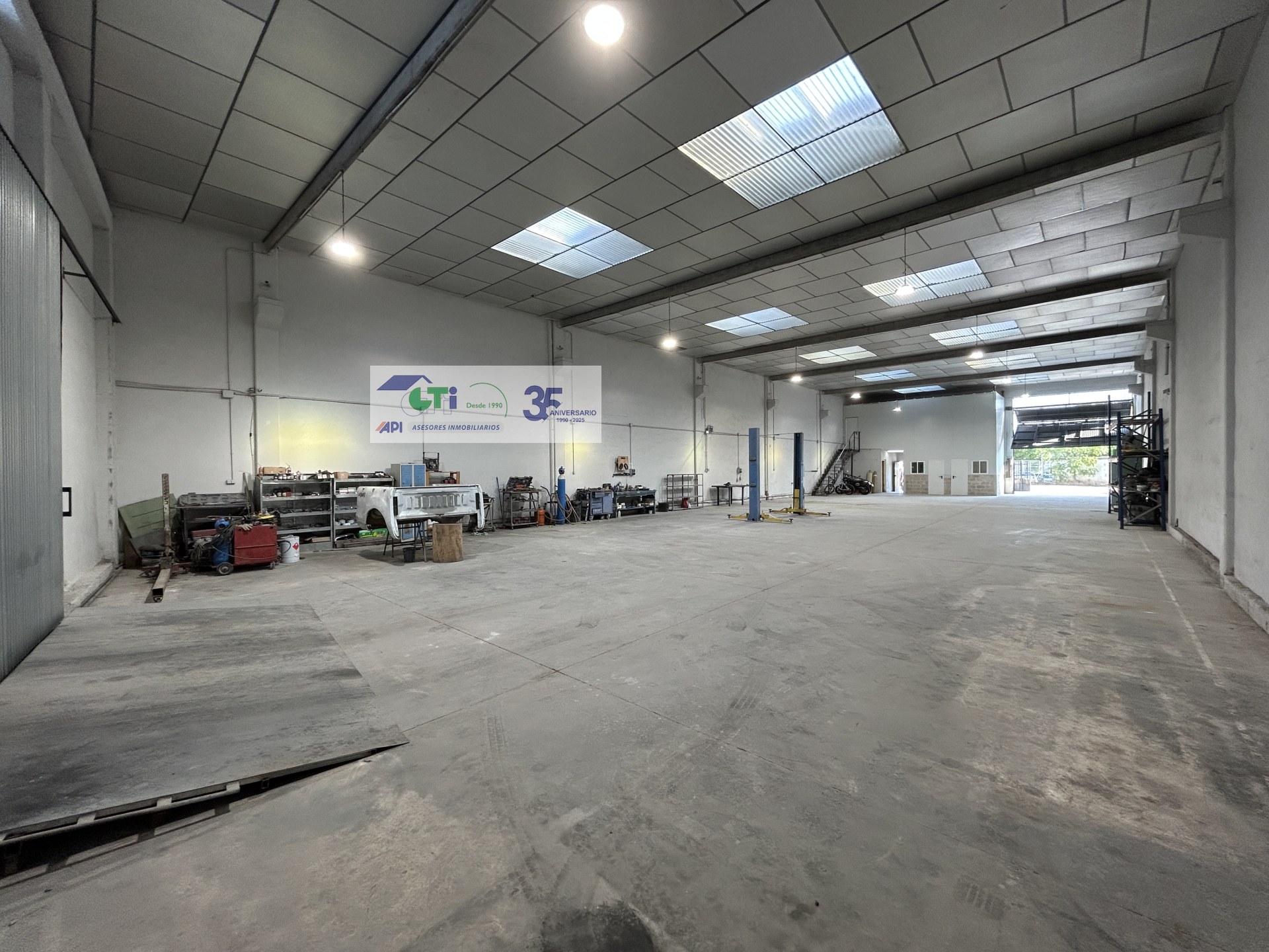 NAVE INDUSTRIAL DE 530M2 CON CAMPA EXTERIOR JUNTO A ROTONDA Z-40
