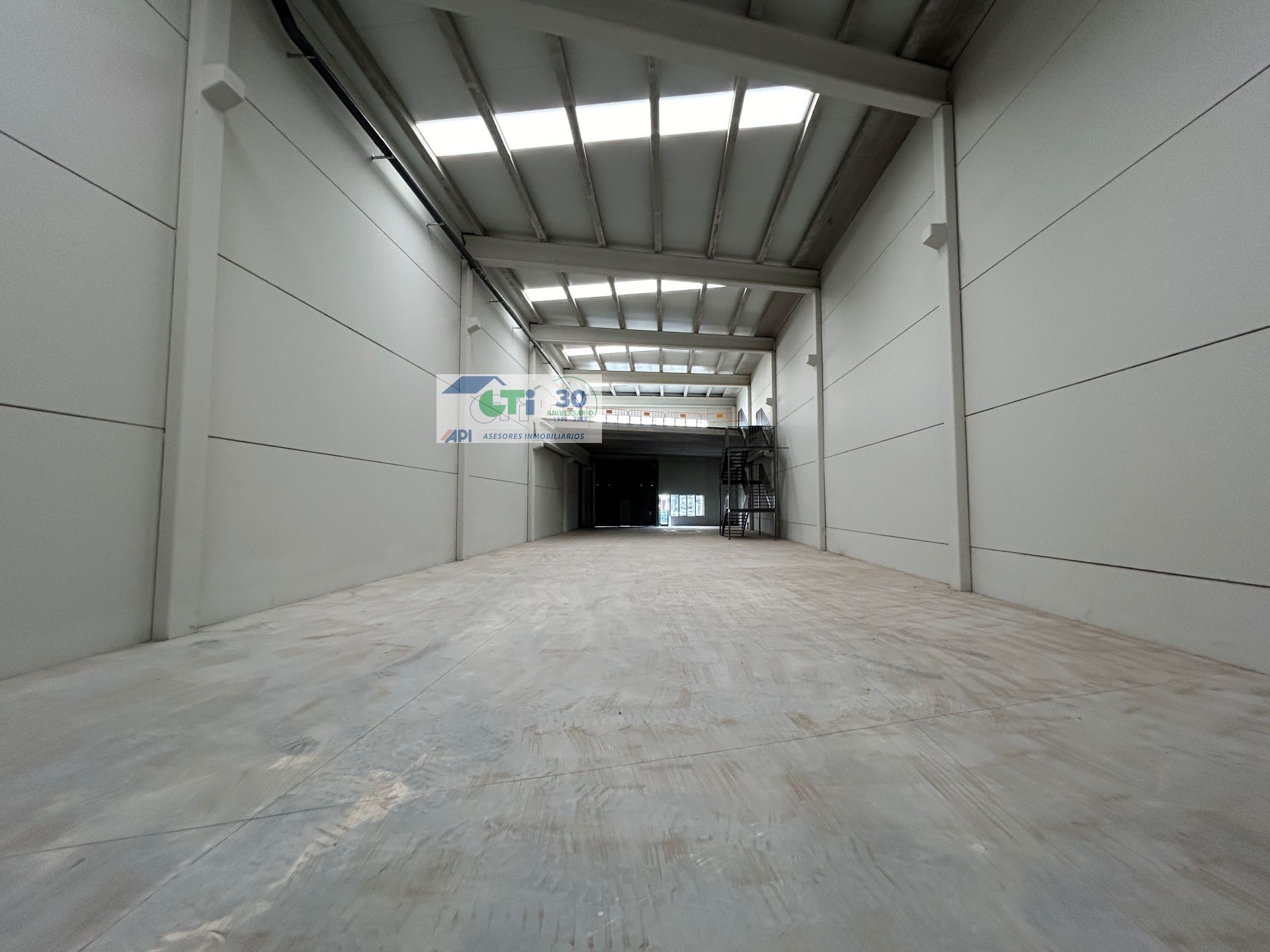 NAVE INDUSTRIAL DE CALIDAD SUPERIOR A 5 MINUTOS DE ZARAGOZA