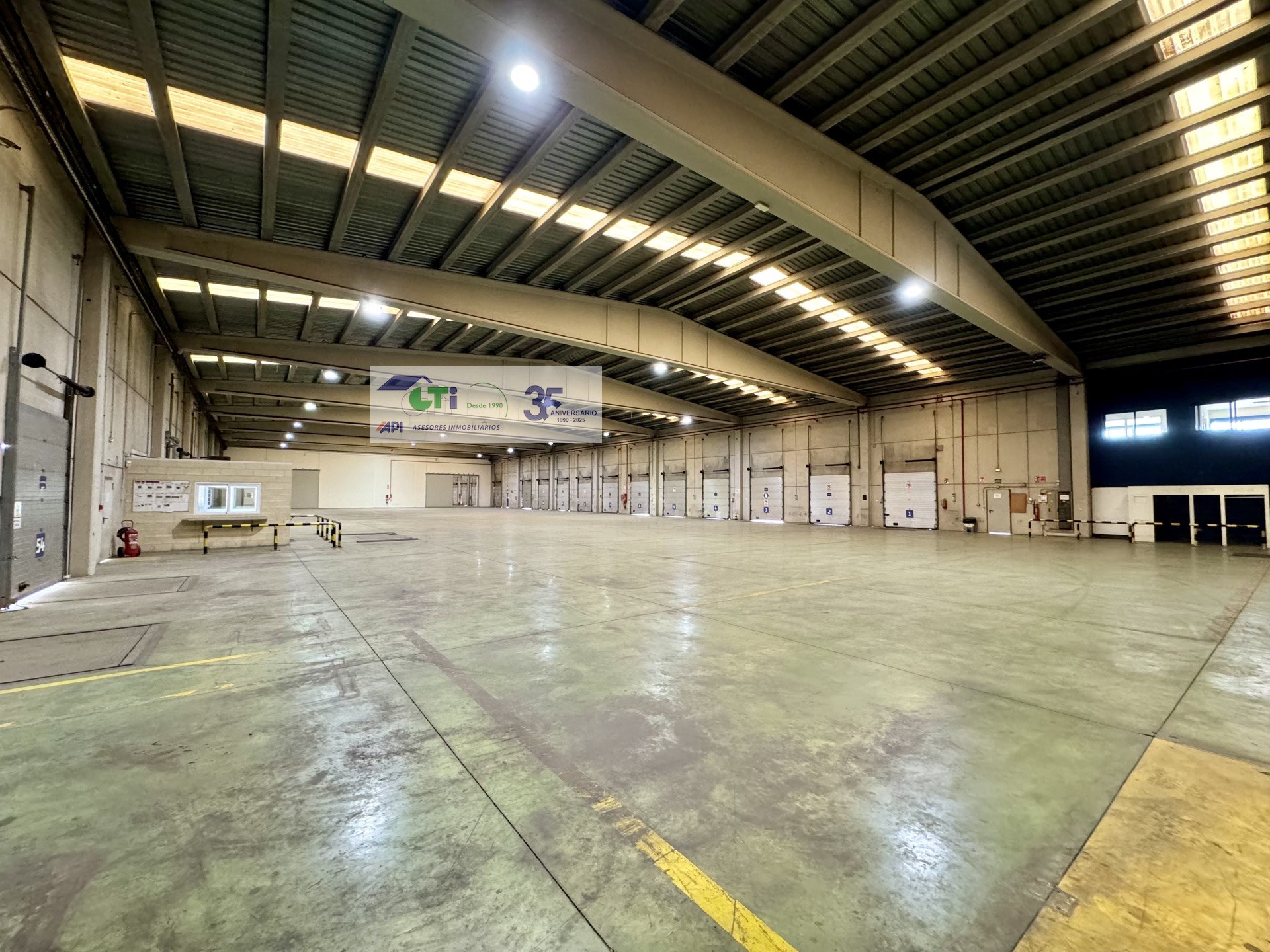 Nave logística en alquiler de cross-docking 7.050m2 con 55 muelles en Centrovía, La Muela