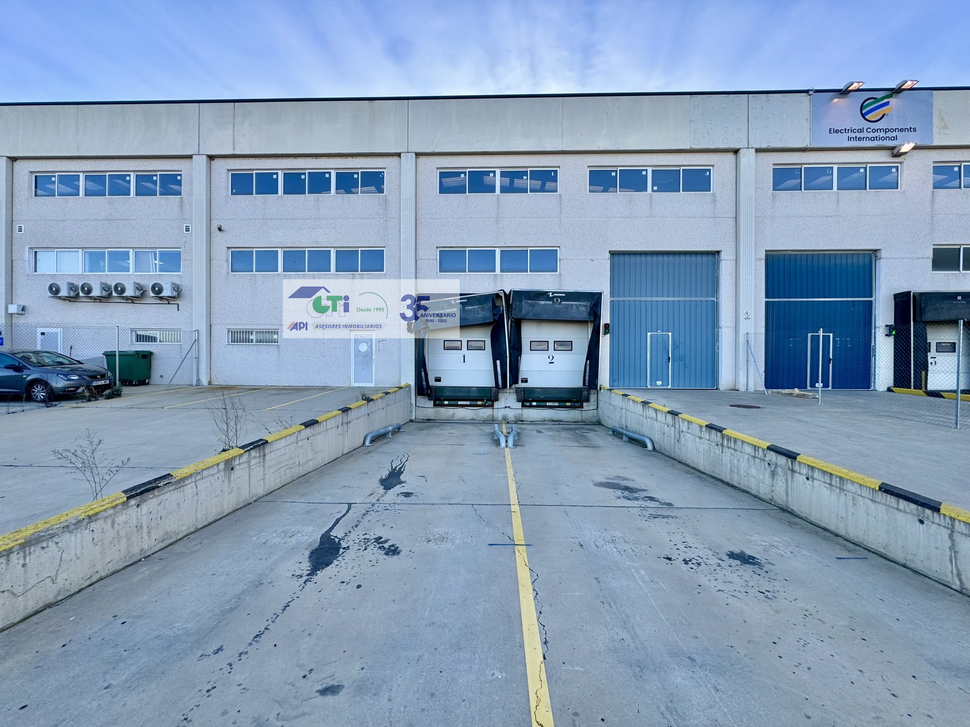 Nave en alquiler en polígono Centrovía de aproximadamente 1.658m2 con muelles de carga y posibilidad realizar instalaciones a medida.