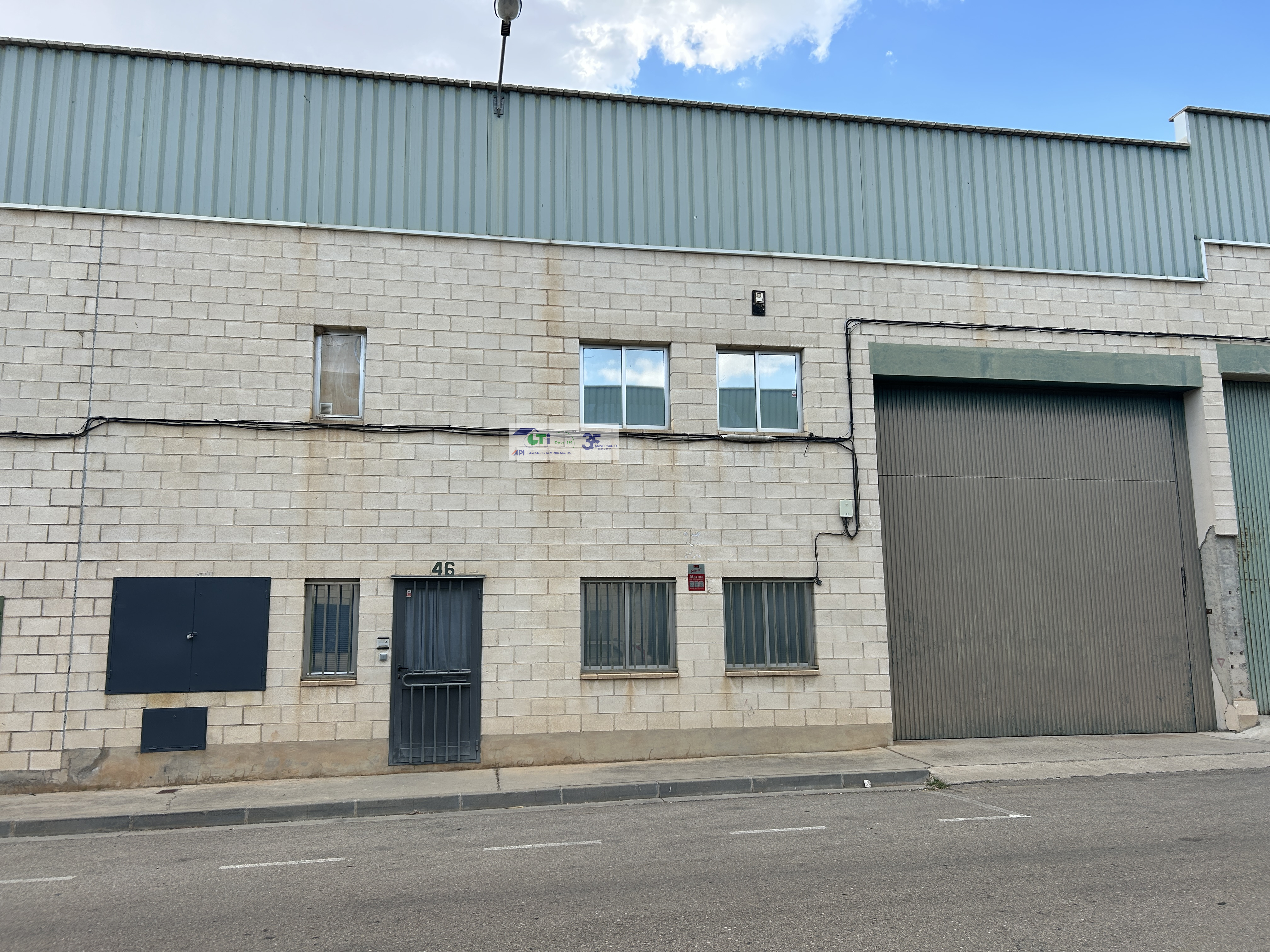 NAVE EN VENTA DE 450 M2 DE PLANTA. POLÍGONO EL PLANO, MARÍA DE HUERVA.