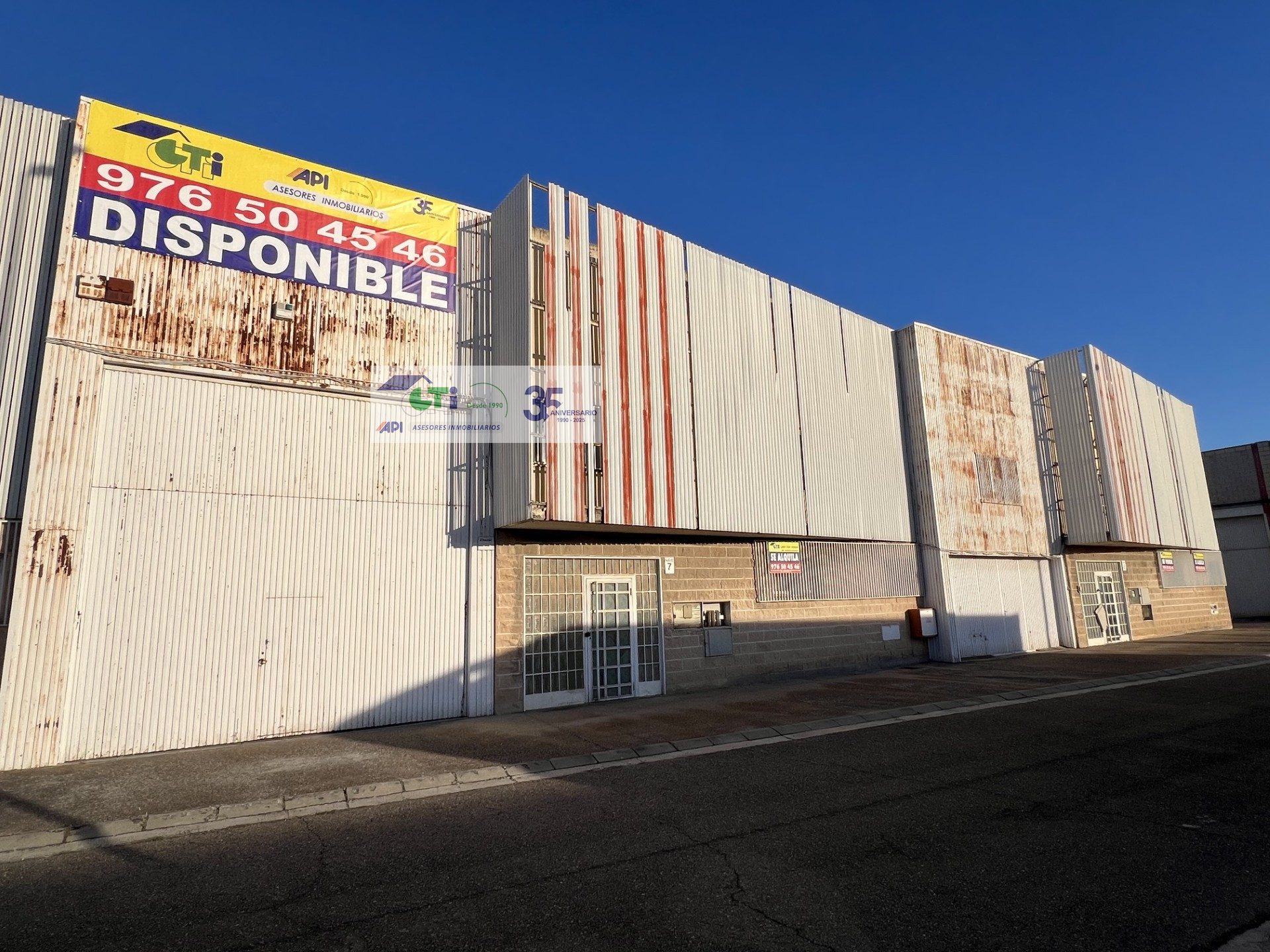 NAVE INDUSTRIAL CON ROCIADORES EN POLÍGONO RUISEÑORES II