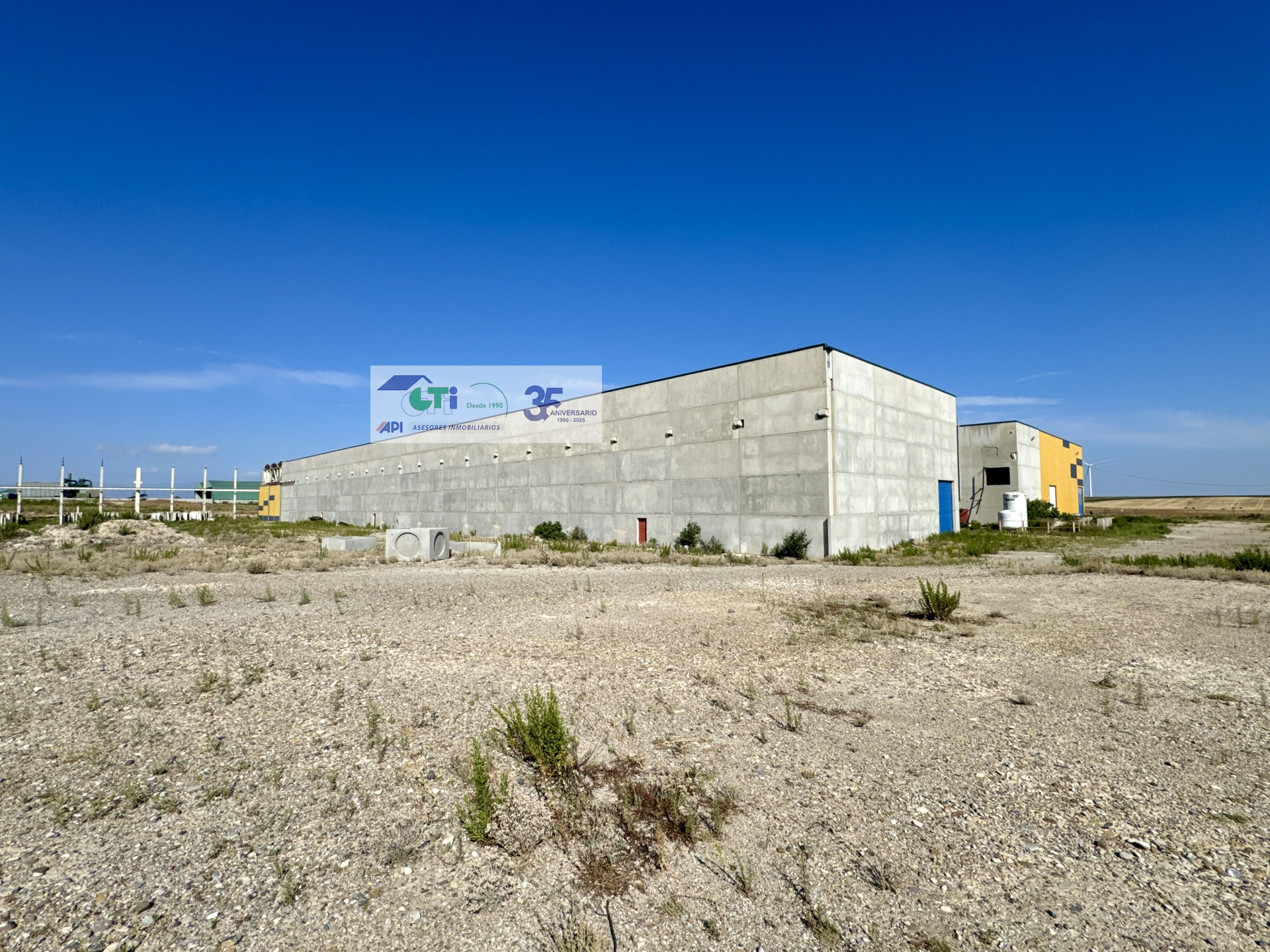 Nave en Venta y/o Alquiler de 9.808m2 construidos sobre parcela de 50.000 m2 ubicada junto a la autovía nacional 232 